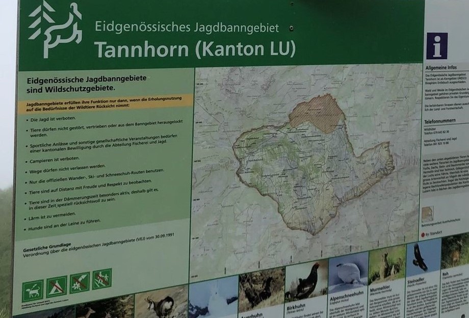 Auf dem vierten Bild war die Tafel des Wildtierschutzgebietes Tannhorn zu sehen.